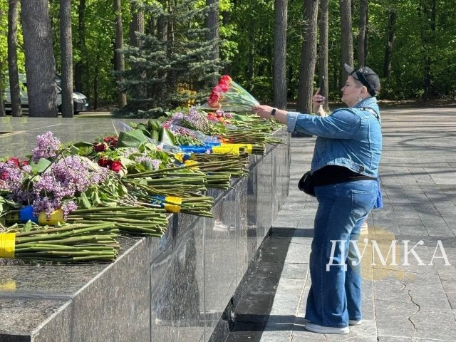 В Харькове  люди несут цветы к мемориалу погибшим советским воинам
