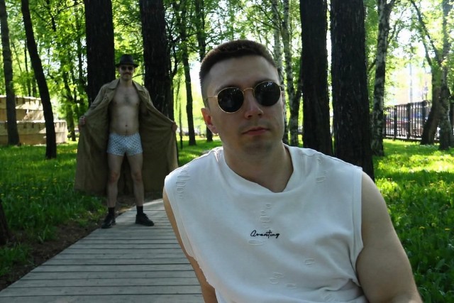 Уберите бабушку!