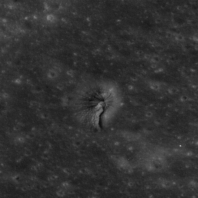 «Дырка» на Луне оказалась входом в пещеру