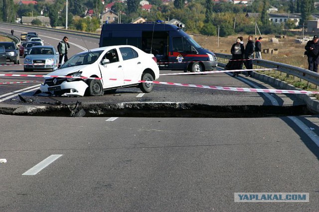 В Крыму в яму провалилась машина