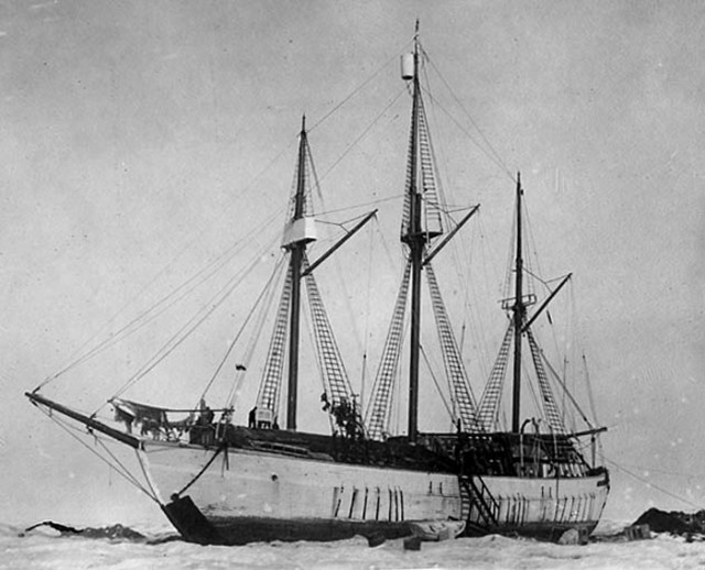 Корабль полярного исследователя Амундсена поднят на поверхность