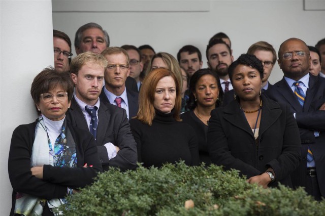 Сотрудники Белого Дома слушают президента Барака Обаму, приветствующего избрание Дональда Трампа