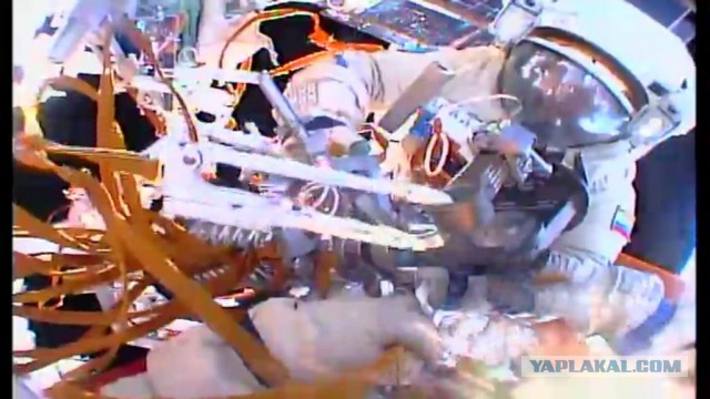 Дыра в иллюминатор не видна: космонавты осмотрят «Союз» снаружи