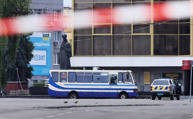 В центре Луцка неизвестный мужчина захватил автобус с заложниками