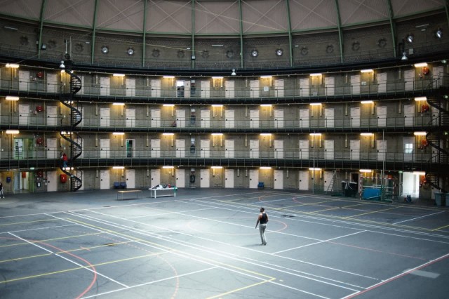 За последние несколько лет Нидерландам пришлось закрыть 24 тюрьмы, потому что для них нет столько заключенных