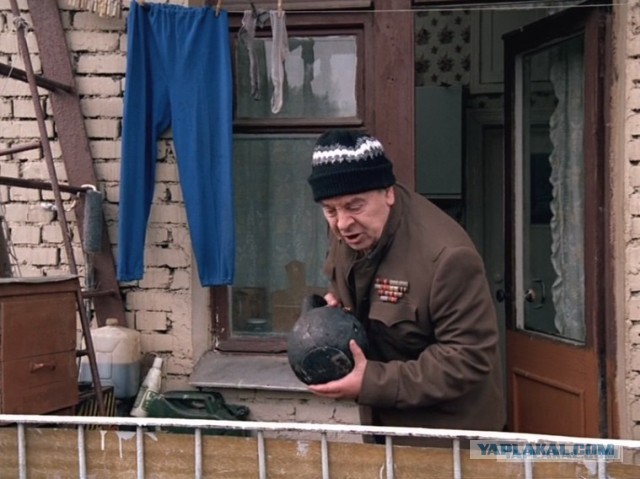 Агрессивный житель Кирова ударил ногой машину и обматерил её хозяйку, за то, что та остановилась посреди дороги во дворе