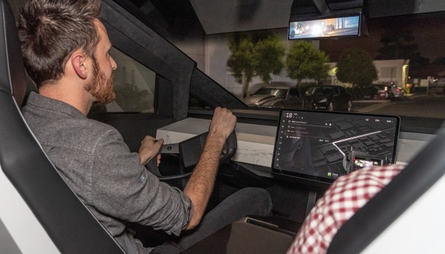 Первые серийные Tesla Cybertruck приехали в дилерский салон
