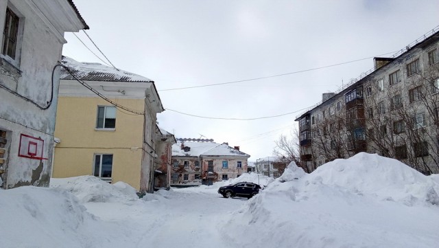 А за окном бушует месяц май