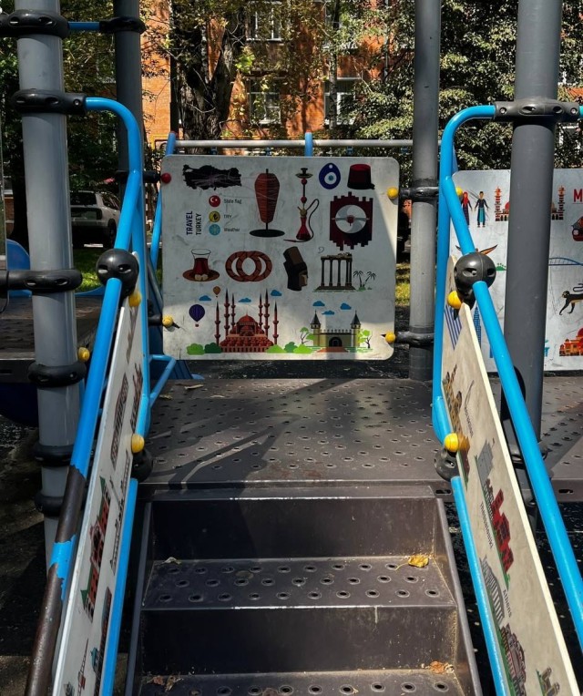 Жители востока Москвы пожаловались на детскую площадку с изображением кальяна, мечети и шаурмы.
