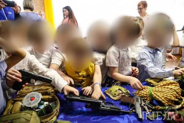 В челябинском детском саду провели «урок мужества»: «ветераны СВО» принесли автоматы, пистолеты, гранаты, а также сбитый квадрок