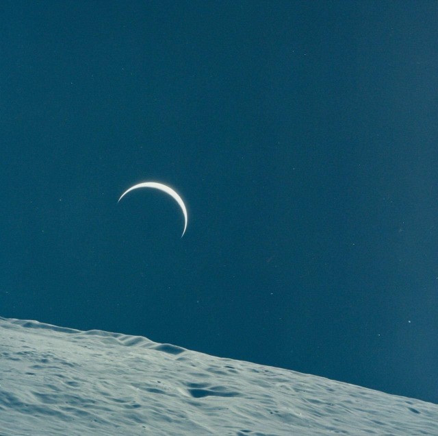 Полумесяц Земли восходит над лунным горизонтом.