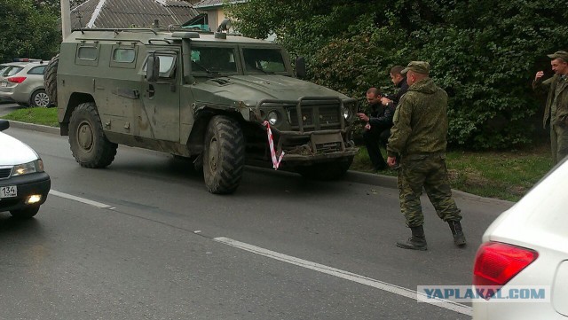 В Ростове бронеавтомобиль «Тигр» протаранил