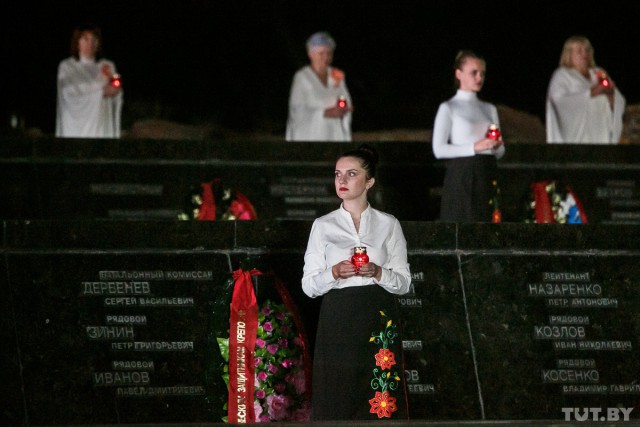 500 реконструкторов и тысячи гостей. В Брестской крепости ночью вспоминали, как началась война