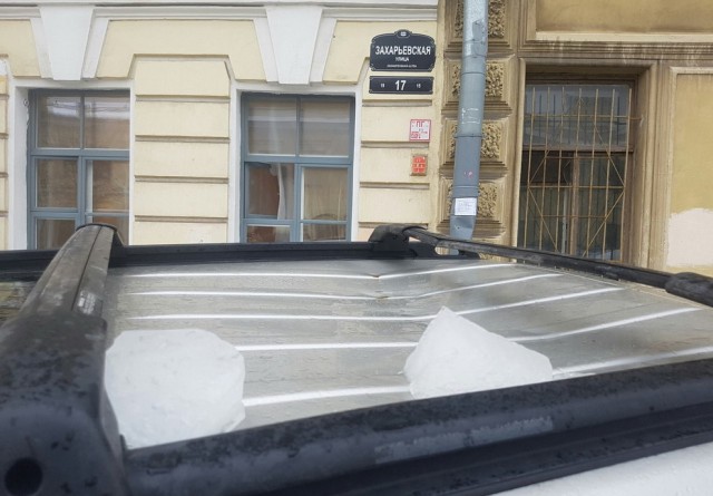Сосульки пробили крышу здания и повредили несколько автомобилей в Петербурге