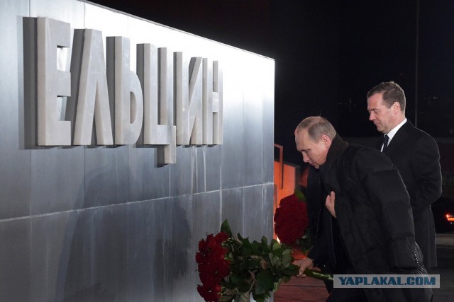 10 тысяч алых цветов возложено к могиле Сталина в Москве