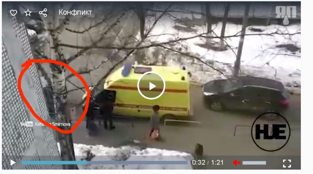 В Казани владелец Hyundai пытался сдвинуть машину реанимации, которая мешала ему проехать во дворе