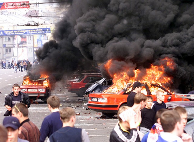 Погромы в центре Москвы во время ЧМ-2002. Почему жгли машины и били милицию?