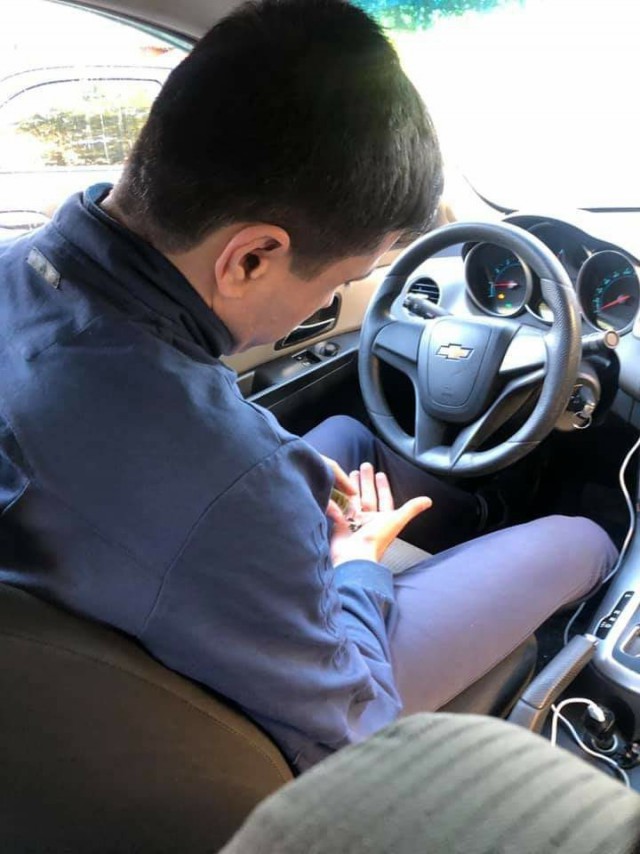 В Москве водитель "Яндекс Такси" на глазах пассажирки употребил насвай и предложил ей сесть за руль