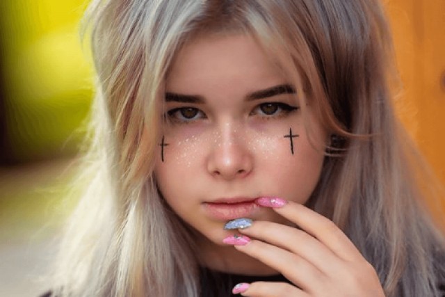 16-летнюю дочь экс-вратаря "Зенита" Вячеслава Малафеева подозревают в наркоторговле — она попалась на продаже таблеток экстази