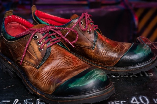 А не сшить ли нам ботинки?