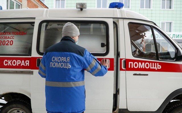 Отказавшиеся вакцинироваться российские врачи скорой помощи передумали увольняться
