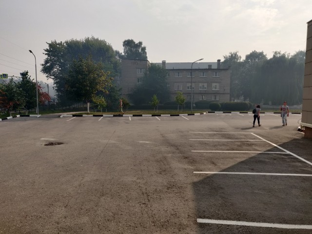 На видео — природный пожар в Рязанской области, дым от которого дошёл до Москвы. И Москва покрыта смогом