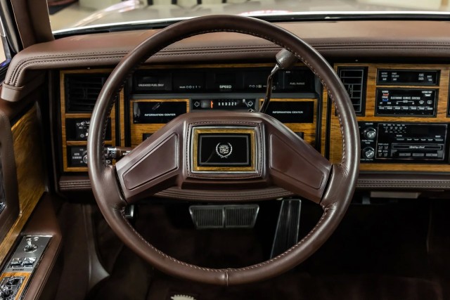 Мужчина 40 лет не вспоминал, что в его гараже стоит редкий Cadillac 1984 года