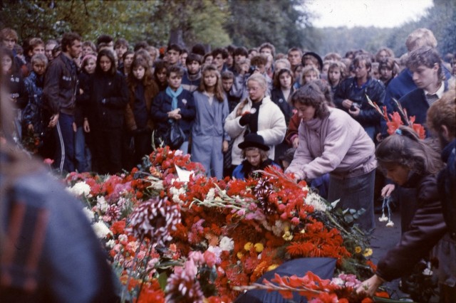 Ровно 35 лет назад.
40 дней с момента гибели Виктора Цоя.