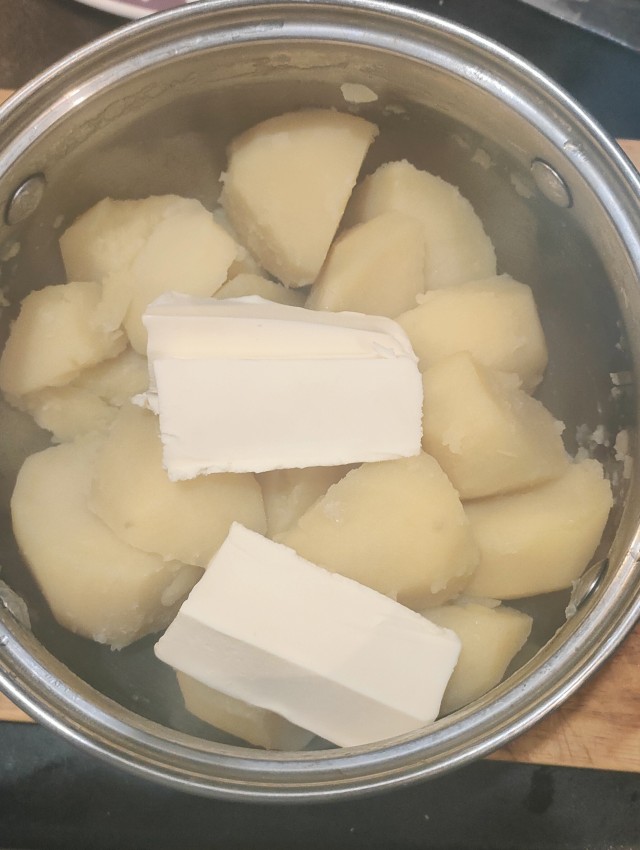 Говядина тушёная в сметанным соусе