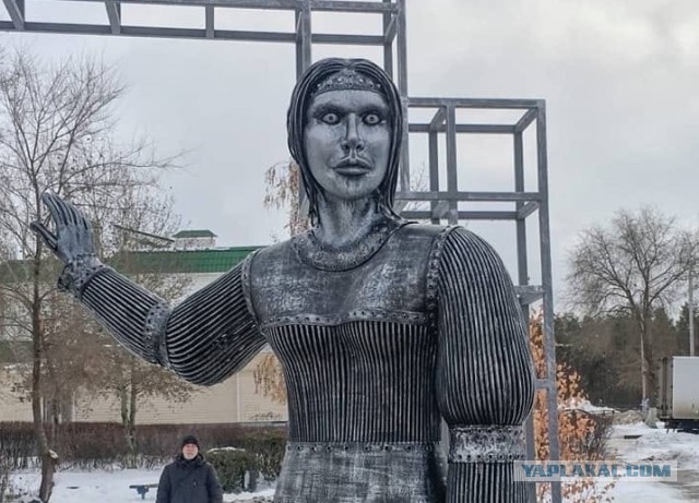 Статуэтка из пластика и палок