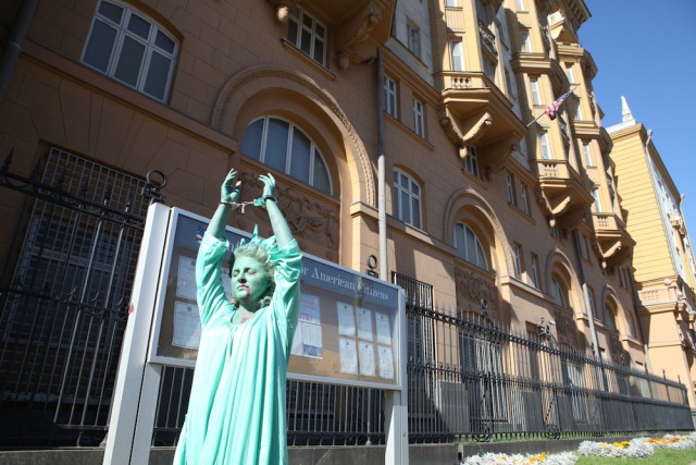 «Забитая» статуя Свободы вышла к посольству США в