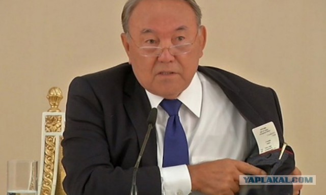 Назарбаев носит отечественный костюм за 45000 тг.