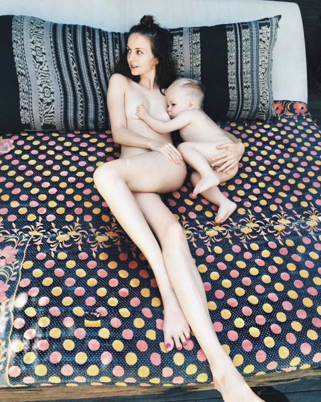Обнаженная молодая мама позирует с маленьким сыном, пропагандируя грудное вскармливание