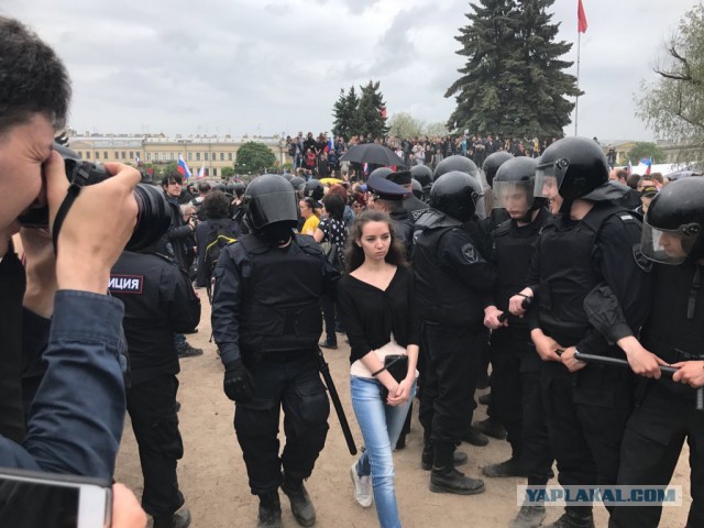 Навального задержали в подъезде его дома в Москве