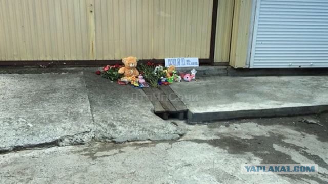 В Лазаревском ребенка утащило в ливневку
