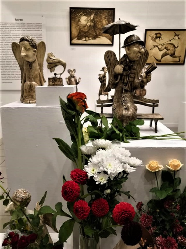 На набережной Карповки тайно открыли скульптуру «Печальный ангел» в память о погибших от коронавируса врачах