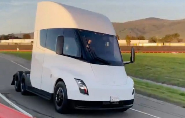 Tesla продемонстрировала электрический тягач Semi на испытательном треке