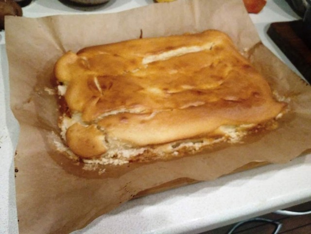 Быстро-вкусно: пирог на сметане с персиками