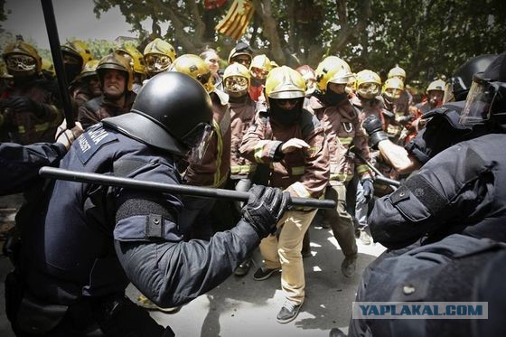 Полиция разгоняет демонстрацию пожарных,