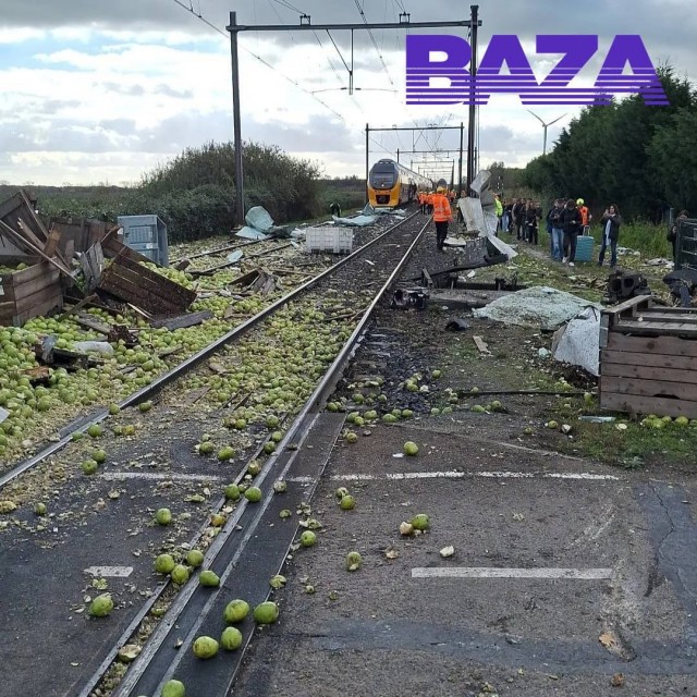 Скоростной поезд протаранил огромную фуру с фруктами в Нидерландах. От удара груши разлетелись на сотни метров.