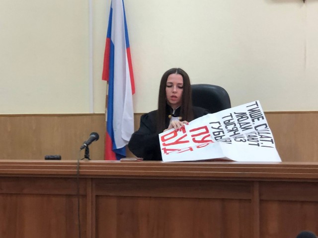 Песня «Пусть всегда будет солнце» дискредитирует российскую армию. Так решила судья из Екатеринбурга