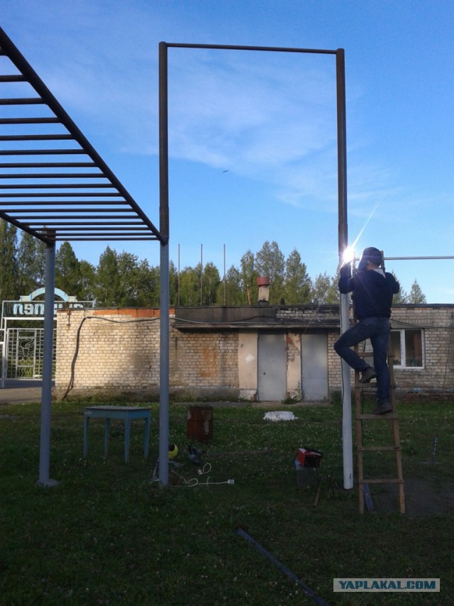 Мегарукажопим спортивную площадку.