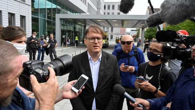 Навальному удалось покинуть Омск: самолет летит в Германию