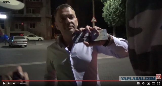 Пьяный ФСБшник устроил шоу перед ДПС. "Камеру и паспорта давайте сюда!"
