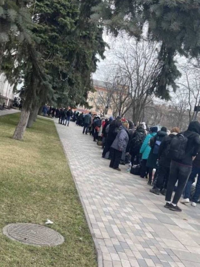 Бойцы «Азова» не выпускают гражданских