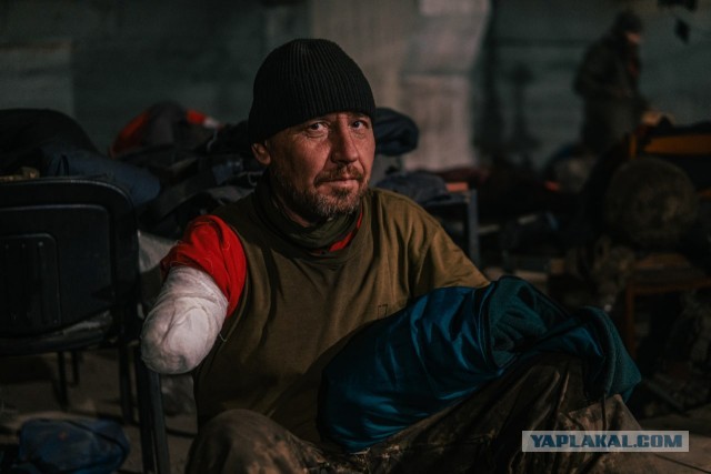 Черный дым поднимается над "Азовсталью"