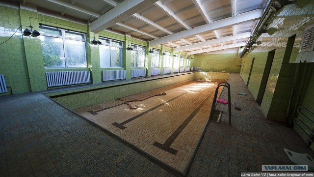 Пионерский лагерь с бассейном и бомбоубежищем