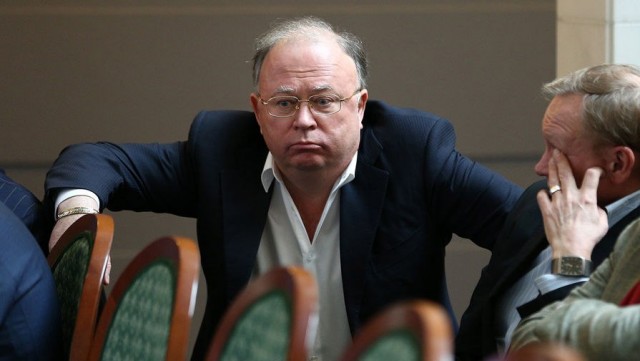 Полиция пришла с обыском в дом журналиста Андрея Караулова "с автоматами и болгаркой"