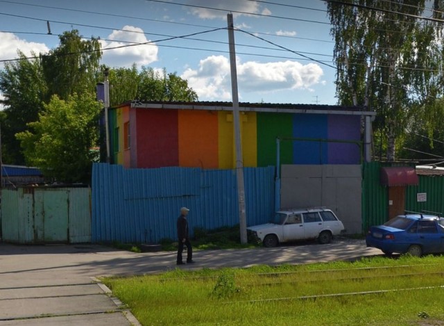 Жительнице Нижнего Новгорода назначили пять суток ареста за ношение сережек в цветах радуги