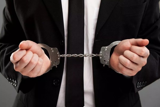 КС разрешил забирать даже единственное жильё у родственников коррупционеров